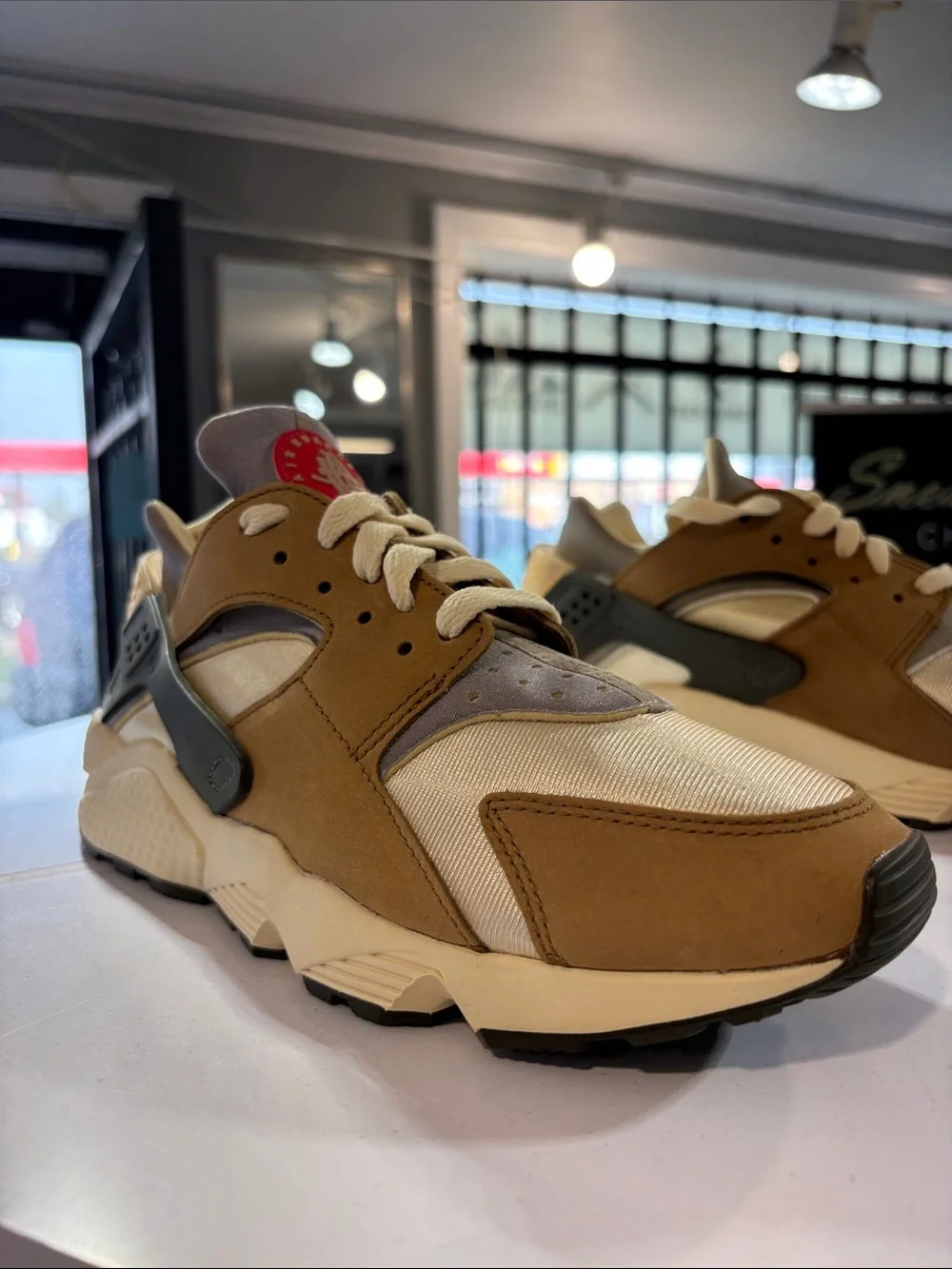 Nike Air Huarache LE Desert Oak Size 8.5 M 10 W